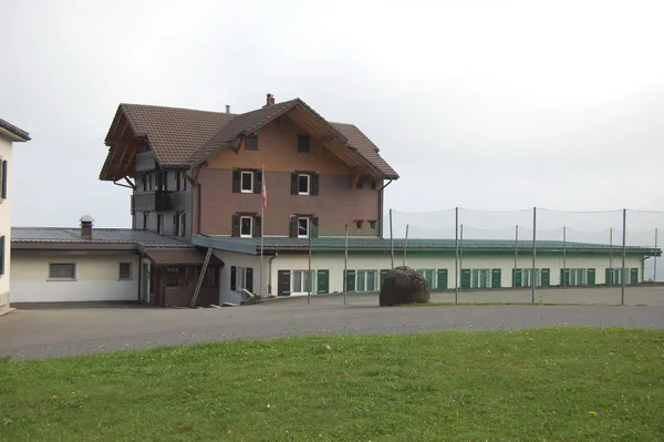 Le chalet et son aile de chambres, pelouse au premier plan