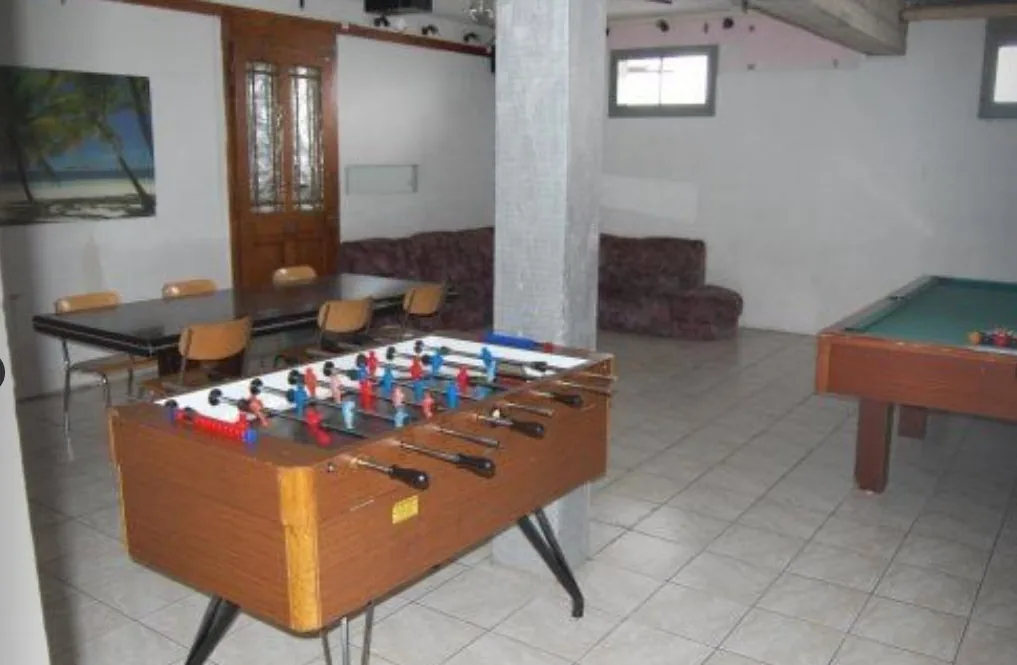 Salle de jeux avec baby-foot et billard