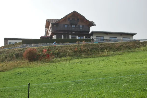 Le chalet Arc-en-Ciel vu depuis le pré en contrebas