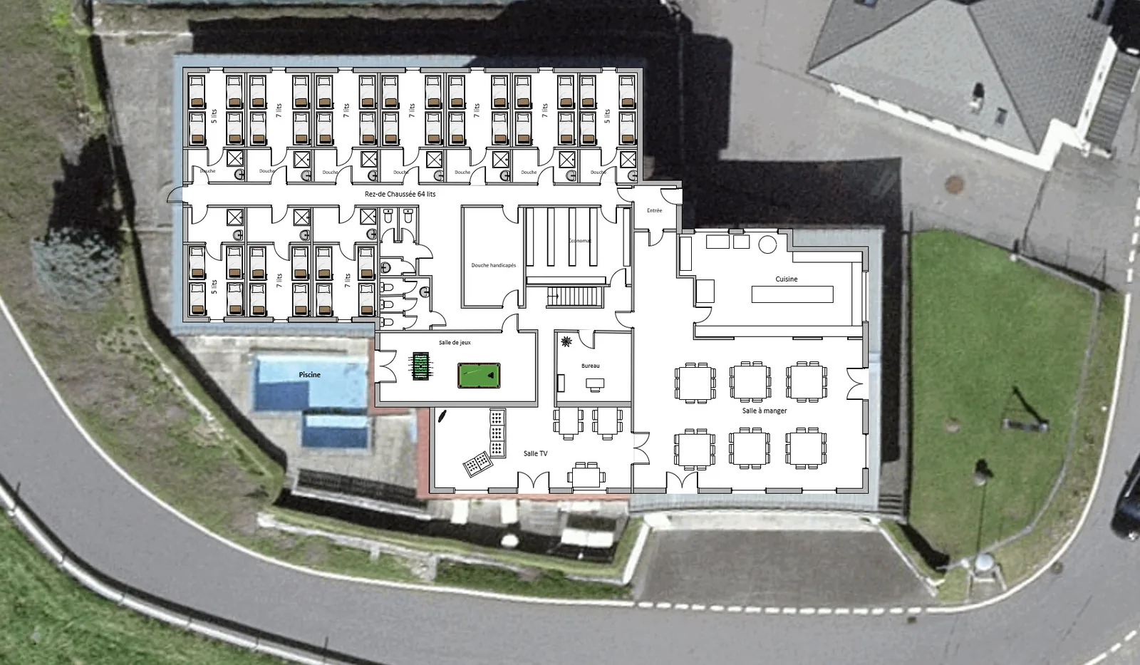 Vue aérienne du chalet avec le plan du rez-de-chaussée : chambres, salle à manger, cuisine, salle de jeux, salle TV et piscine