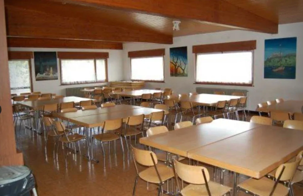 La salle à manger avec ses grandes tables