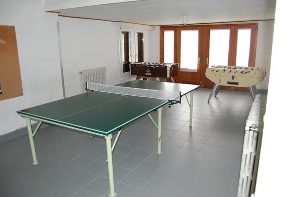 Salle de ping-pong avec deux baby-foot