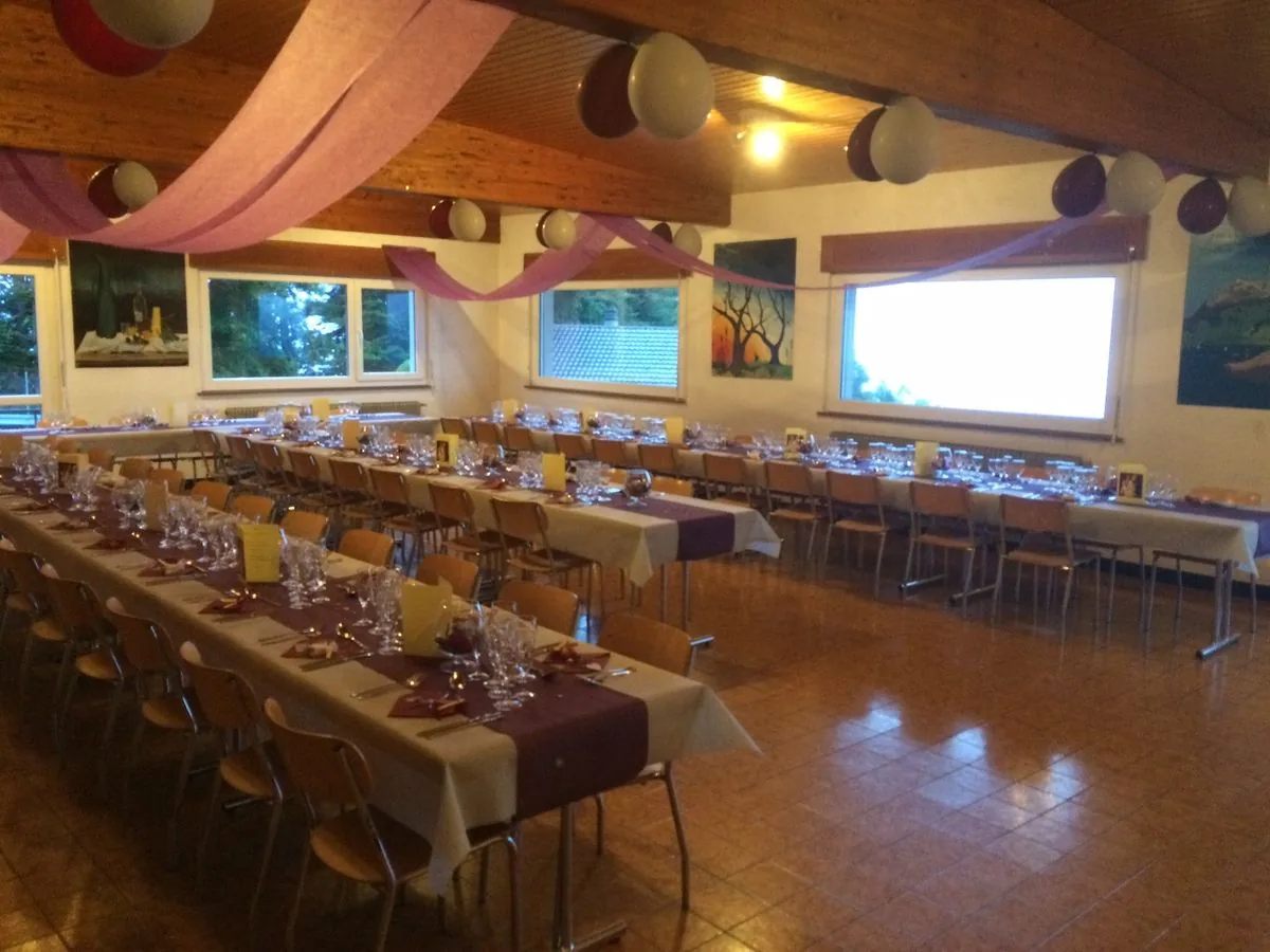 La salle à manger décorée pour une fête, longues tables dressées